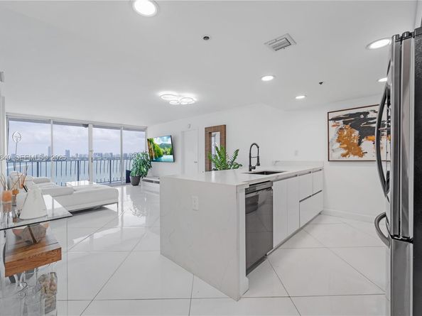 7601 E Treasure Dr 819, North Bay Village FL 33141