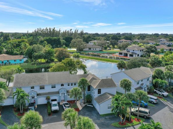 4852 Grapevine Way, Davie FL 33331