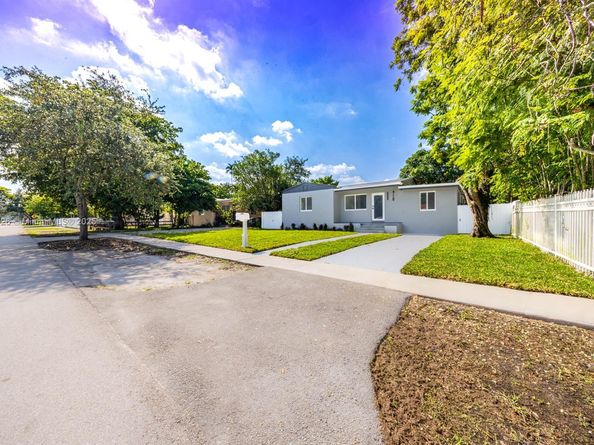 910 NW 133rd St, North Miami FL 33168