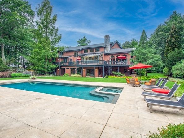 6 Mountain View Dr, Framingham MA 01701