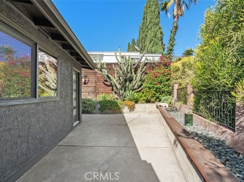 1925 Waterloo, Los Angeles CA 90039