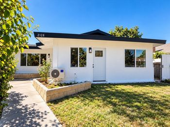 2128 N Bristol