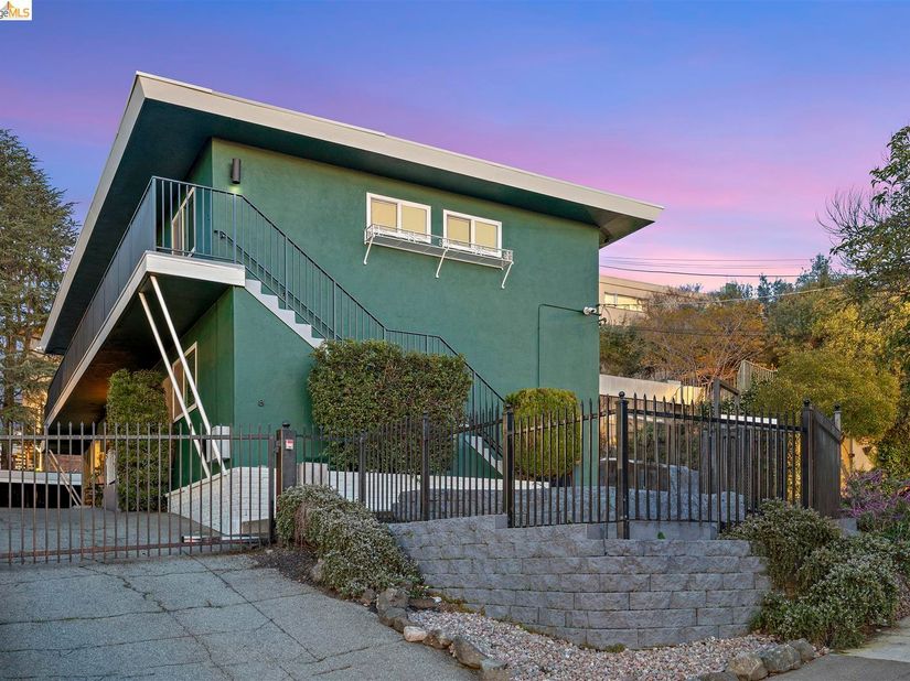 8 Whitmore Pl, Oakland CA 94611