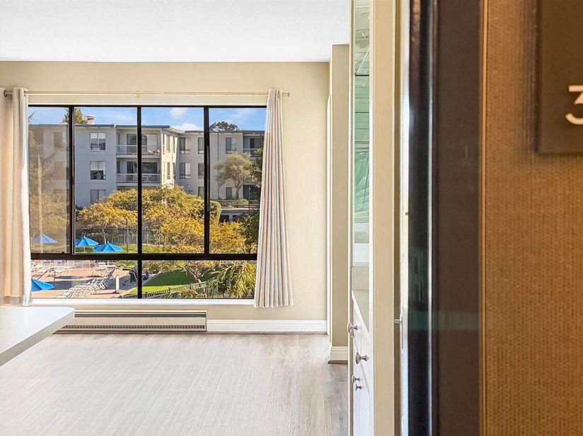 6 Commodore Drive C341, Emeryville CA 94608
