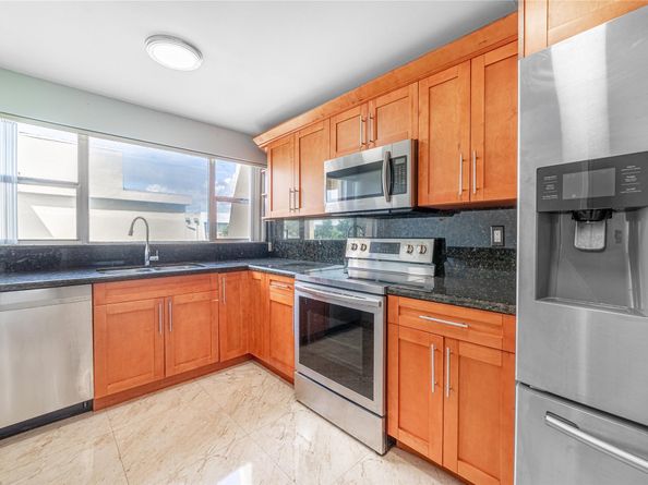 942 NE 199th St 401, Miami FL 33179