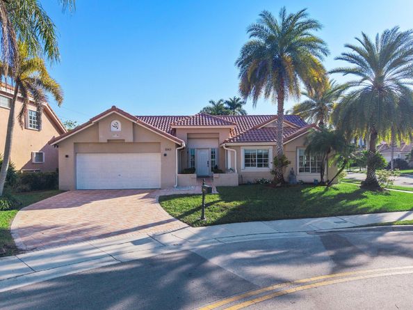 1043 Laguna Springs Dr, Weston FL 33326