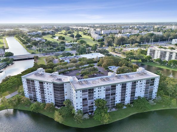 2334 S Cypress Bend Dr 304, Pompano Beach FL 33069