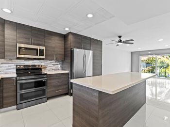 809 W Oakland Park Boulevard