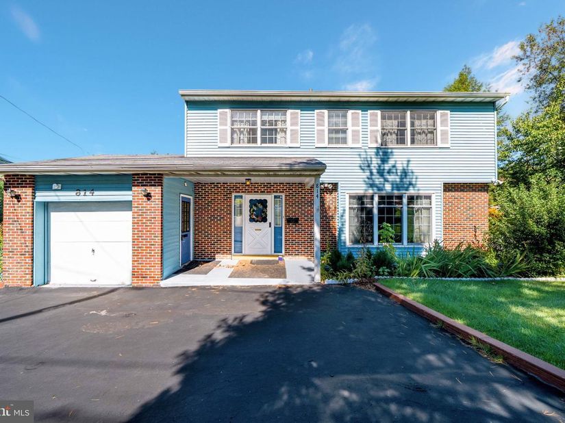 814 Caledonia Street, Philadelphia PA 19128
