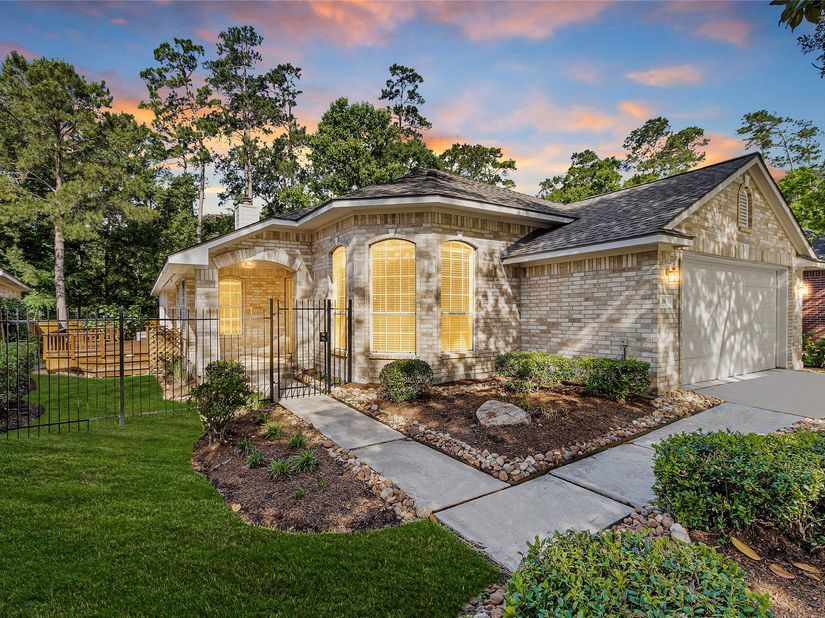 10 W Foxbriar Forest Circle, The Woodlands TX 77382