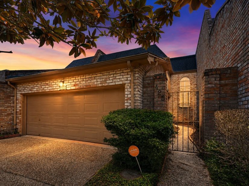 425 E Fair Harbor Lane, Houston TX 77079