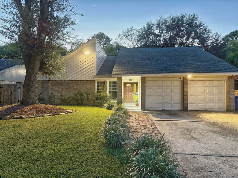 8603 Saratoga Forest Drive, Houston TX 77088