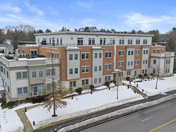 321 Hammond Pond Pkwy 105, Brookline MA 02467