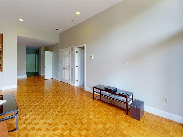 227 Summit Ave W205, Brookline MA 02446