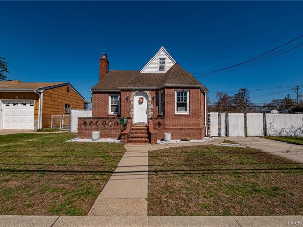 70 Bristol Street, Lindenhurst NY 11757