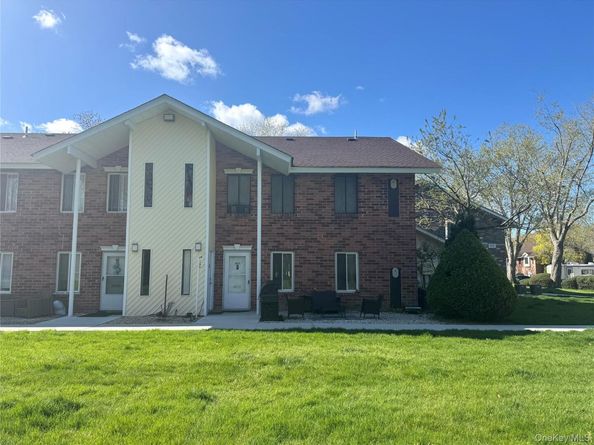 18 Navajo Court 18, Coram NY 11727