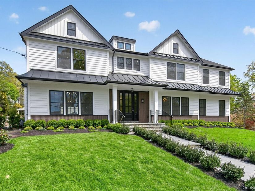 15 Ridge Drive, Port Washington NY 11050