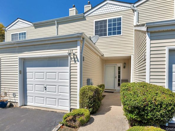 125 Farm House Court, Manorville NY 11949
