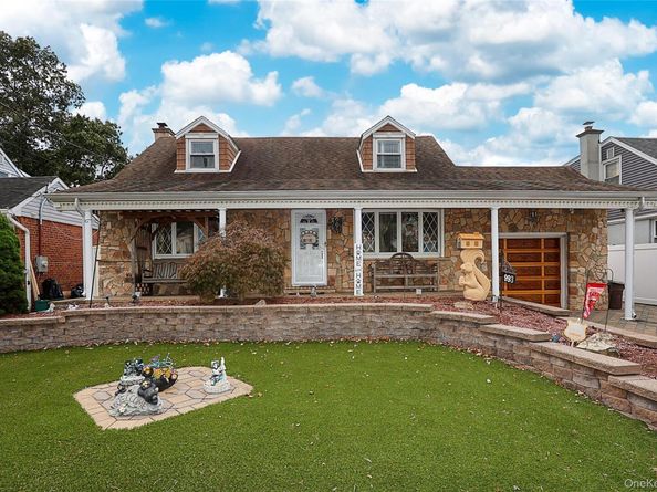 993 Ferngate Drive, Franklin Square NY 11010