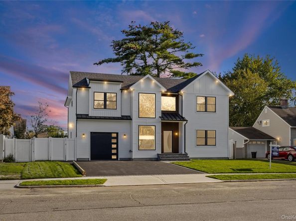 10 Crown Lane, Westbury NY 11590