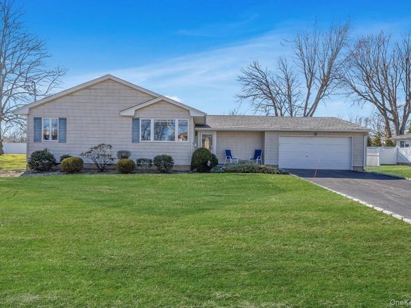 8 Leeward Lane, Commack NY 11725