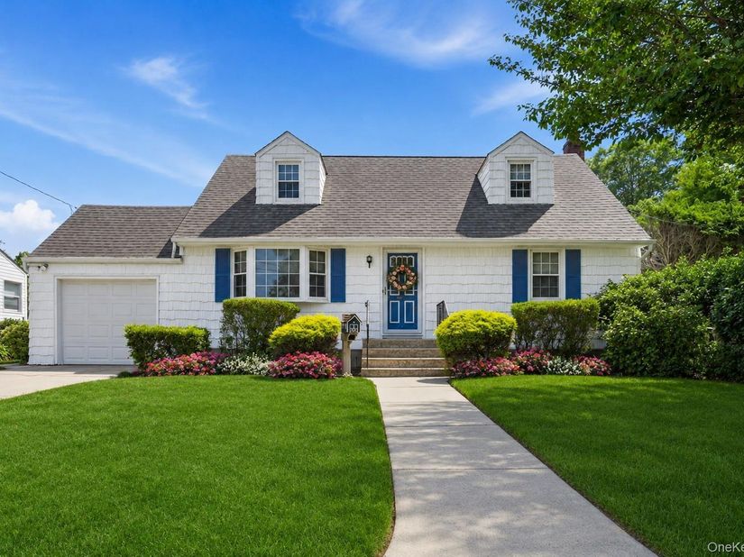 1 Dogwood Street, Farmingdale NY 11735