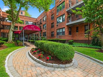 953 W Boston Post Road