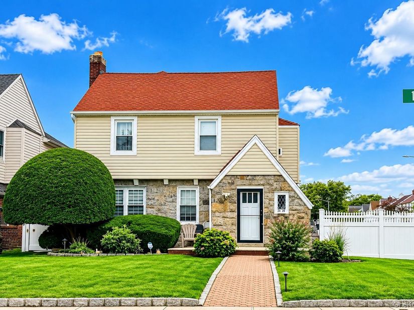 Nyです。 24-28 160th Street, Whitestone, NY 11357 - For Sale
