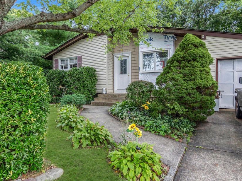 81 Lenore Lane, Farmingville NY 11738