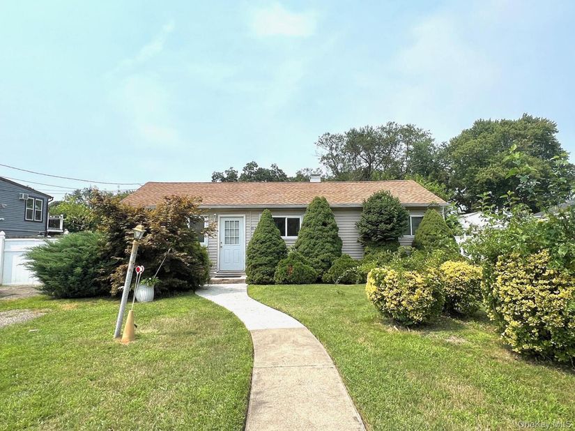 1656 N Thompson Drive, Bay Shore NY 11706
