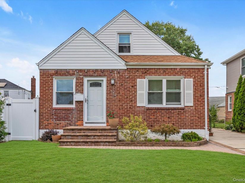 12 Kingston Street, Elmont NY 11003