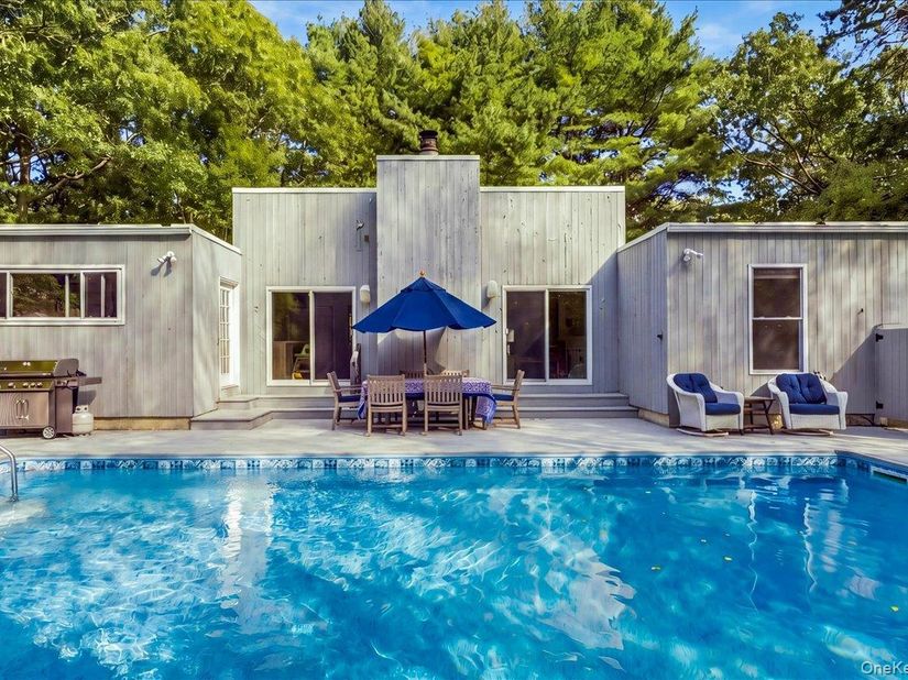 10 Glenmore Drive, Hampton Bays NY 11946