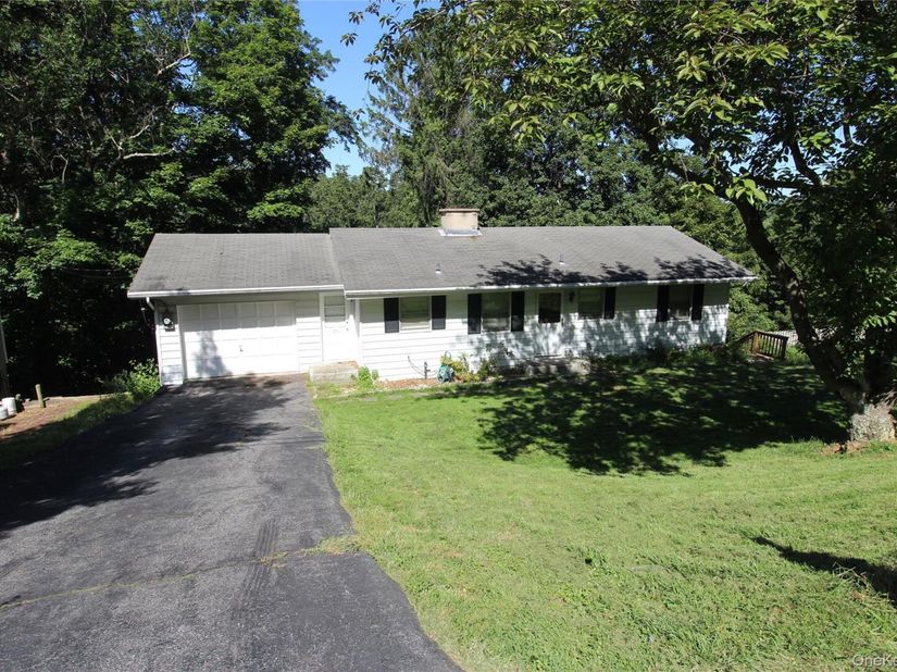 661 Warren Avenue, Thornwood NY 10594