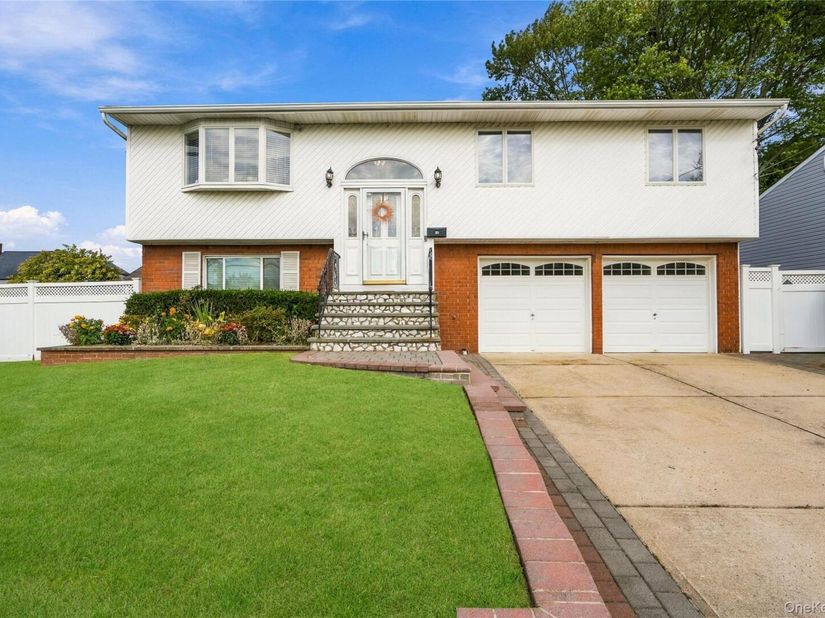 34 Knoll Street, Lindenhurst NY 11757