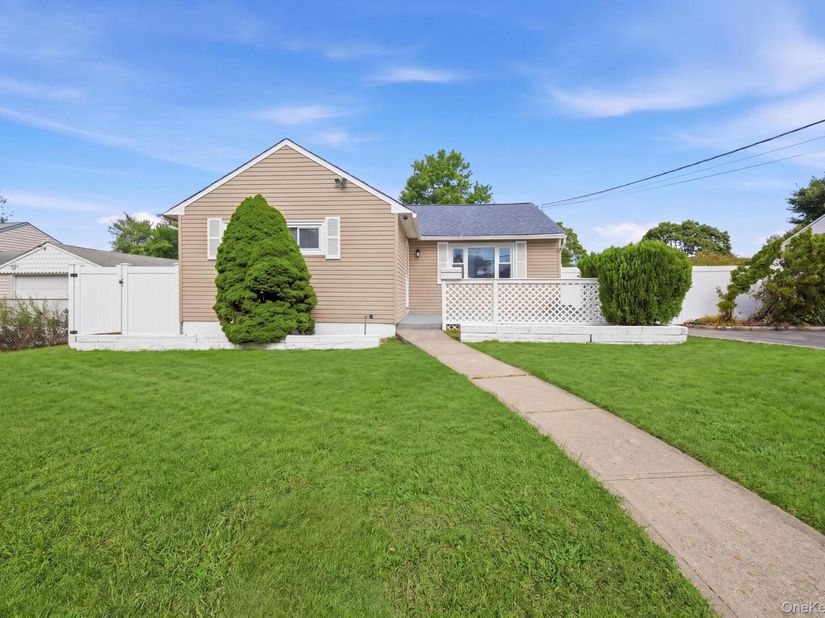25 E Maple Street, Central Islip NY 11722