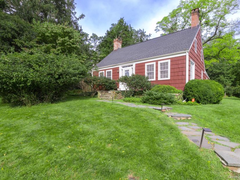 33 Old Coach Road, East Setauket NY 11733