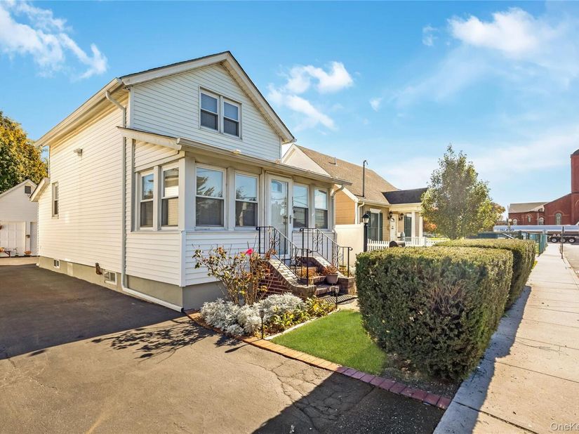 136 Elizabeth Street, Farmingdale NY 11735