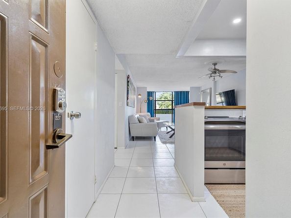 600 Parkview Dr 227, Hallandale Beach FL 33009