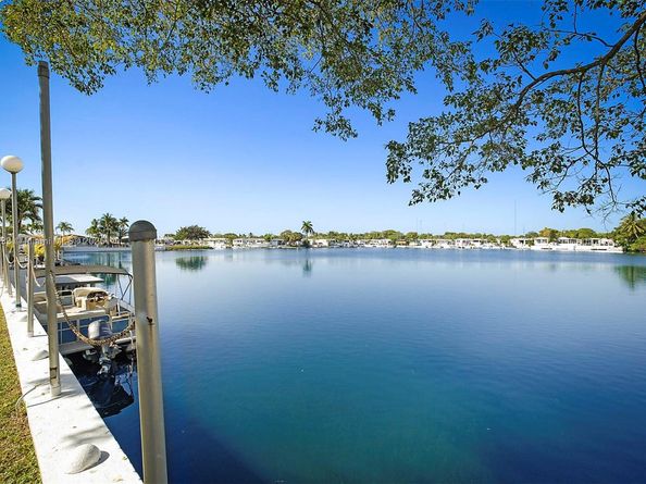 102 Lake Shore Dr, Pembroke Park FL 33009