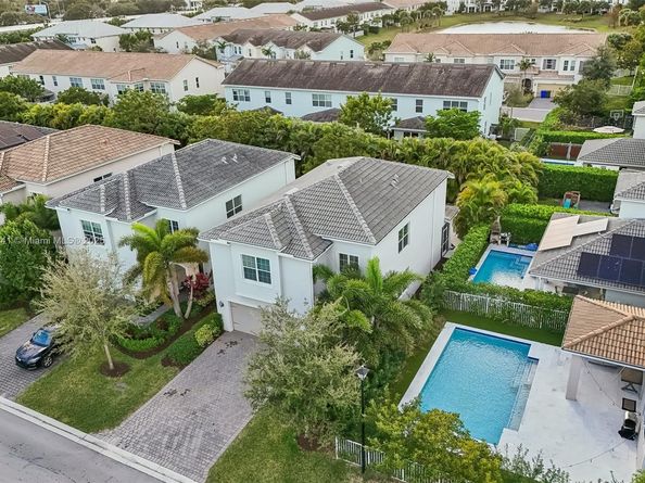 1402 Myrtle Oak Ter, Hollywood FL 33021