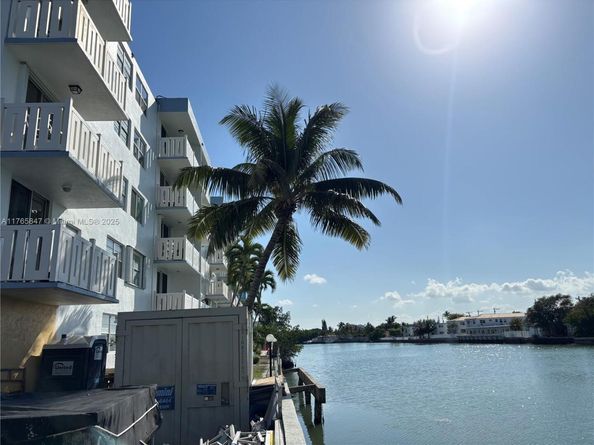 7900 Tatum Waterway Dr 413, Miami Beach FL 33141