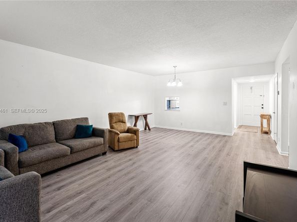 6751 Cypress Rd 207, Plantation FL 33317