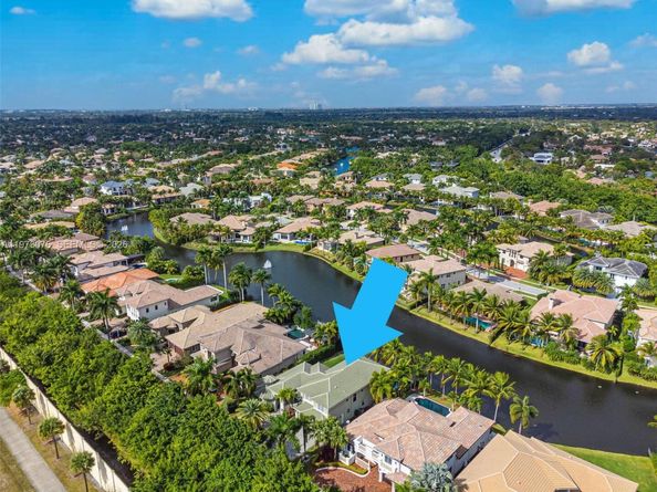 10221 Blue Palm St, Plantation FL 33324