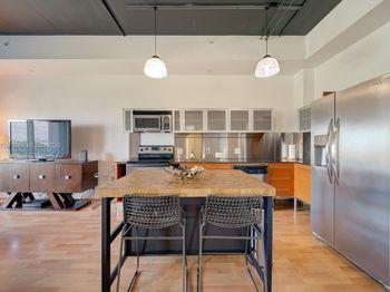 10 SW South River Dr