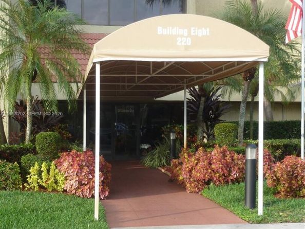 220 Lakeview Dr 301, Weston FL 33326