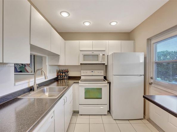 4805 NW 35th St 603, Lauderdale Lakes FL 33319