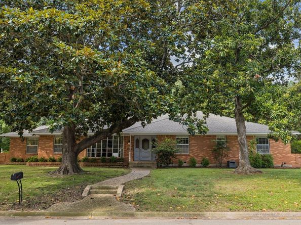 2218  Southridge Drive , Denton Texas 76205