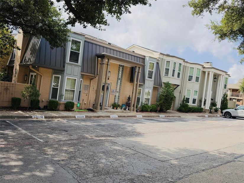 15929  Archwood Lane  1035, Dallas Texas 75248