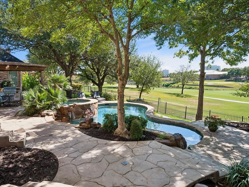 2204  Creekside Circle S, Irving Texas 75063