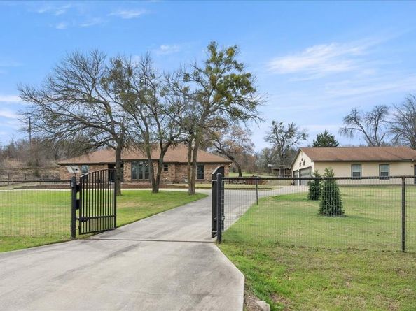 1508  Canyon Creek Drive W, Azle Texas 76020